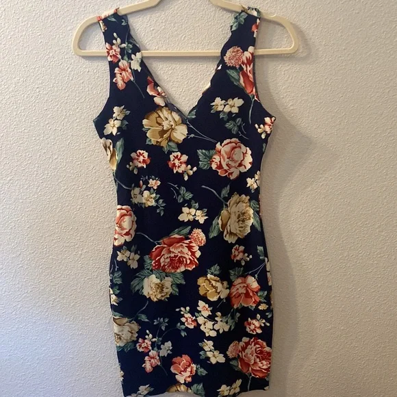 Sold…Shein scalloped trim floral dress size XS - Picture 4 of 4